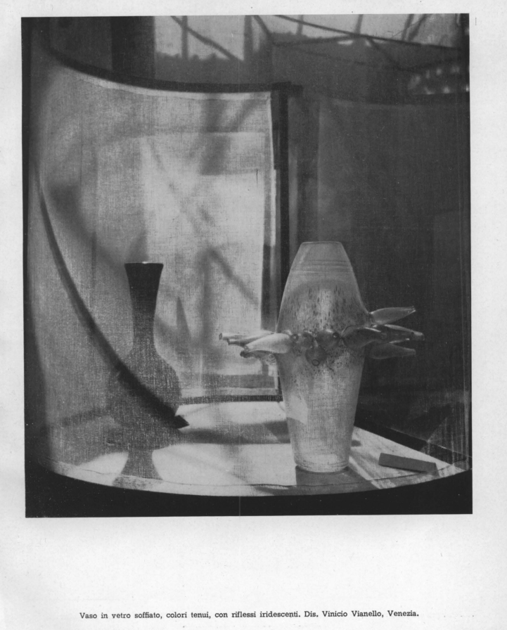 Vaso in vetro soffiato, colori tenui, con riflessi iridescenti.** Dis. Vinicio Vianello, Venezia